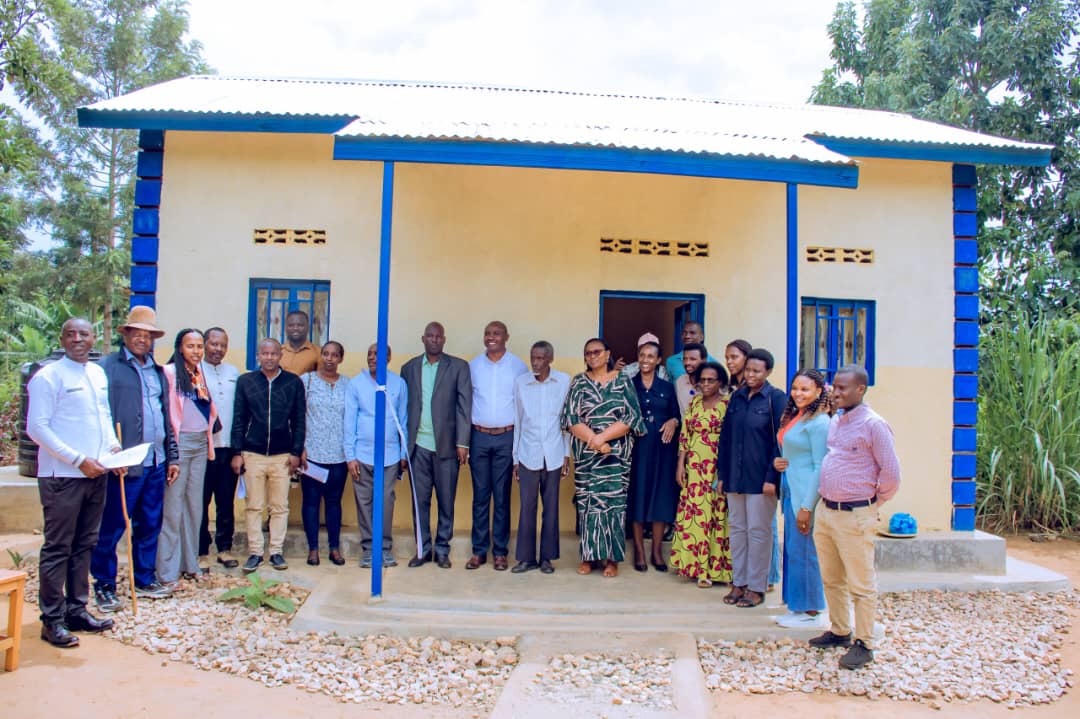 L’Hôpital de District de Nyagatare remet une maison à un survivant du génocide contre les Tutsi