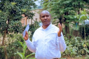 Le Directeur Général de l’Hôpital de District de Nyagatare, Dr Ndayambaje K. Eddy, affirme que le personnel avec lequel il travaille assure non seulement les soins médicaux, mais veille également au bien-être social des patients qu’il prend en charge