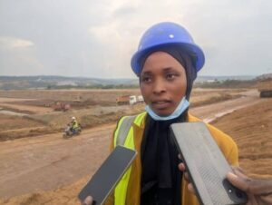 Kamaliza Hadjara, employée sur le site depuis un an, illustre l’impact social du chantier sur l’autonomisation des ménages