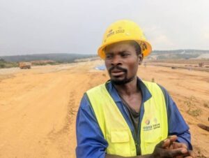 Emmanuel Nsabimana, ouvrier sur le chantier du Muvumba Multipurpose Dam, bénéficie déjà des retombées économiques du projet.