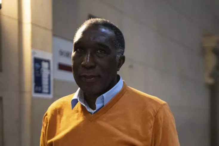 Eugène Rwamucyo, un ancien médecin rwandais accusé d'avoir joué un rôle dans le génocide des Tutsi, devant un tribunal parisien qui devrait rendre son verdict dans son procès en appel mercredi 30 octobre 2024 à Paris. Louise Delmotte/AP