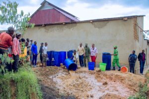 Des agents des forces de sécurité et des responsables du district participent à une opération de destruction de boissons alcoolisées illicites à Nyagatare, le 21 novembre 2025. Selon les autorités sanitaires, au moins 44 personnes ont perdu la vie entre janvier et juin de cette année après avoir consommé de l'alcool frelaté.