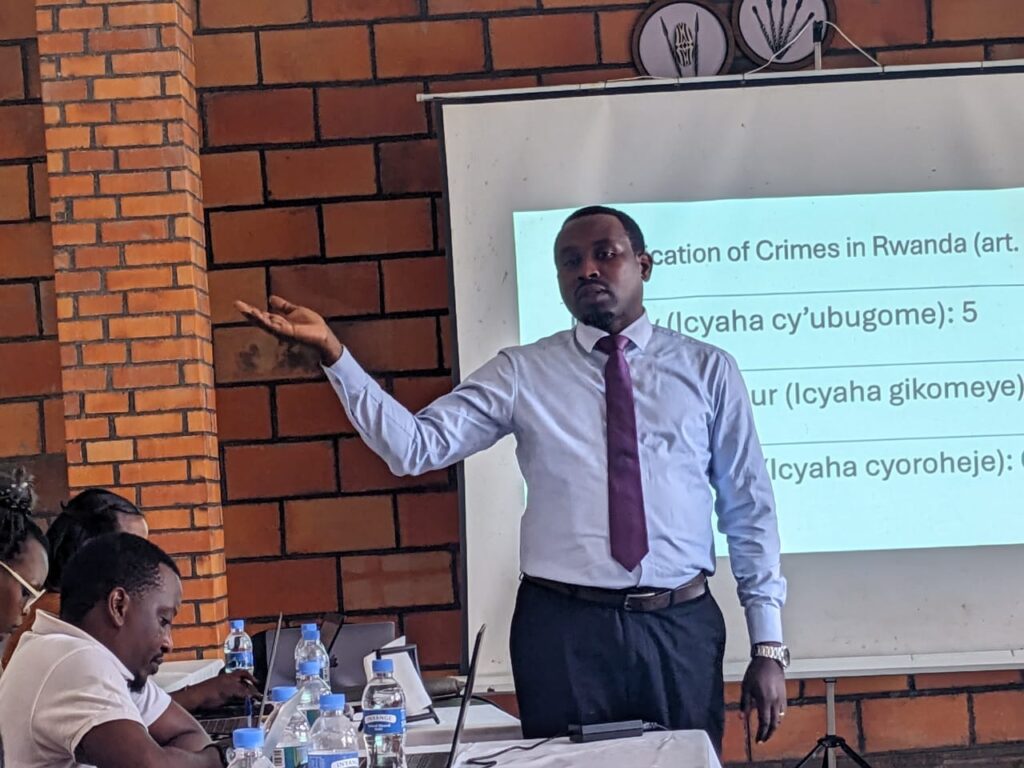 Le 22 juillet 2026, Me Jean Paul Ibambe échange avec des journalistes lors d'une formation sur le traitement médiatique des faits criminels, organisée par Fojo Media Institute en partenariat avec AFRI-MEDIA Ltd à Kamonyi