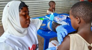 Un agent de santé vaccine un enfant dans un site accueillant des réfugiés congolais au Burundi, où les autorités sanitaires et leurs partenaires renforcent la riposte contre la rougeole afin de prévenir une propagation de la maladie. Photo : OMS Burundi.