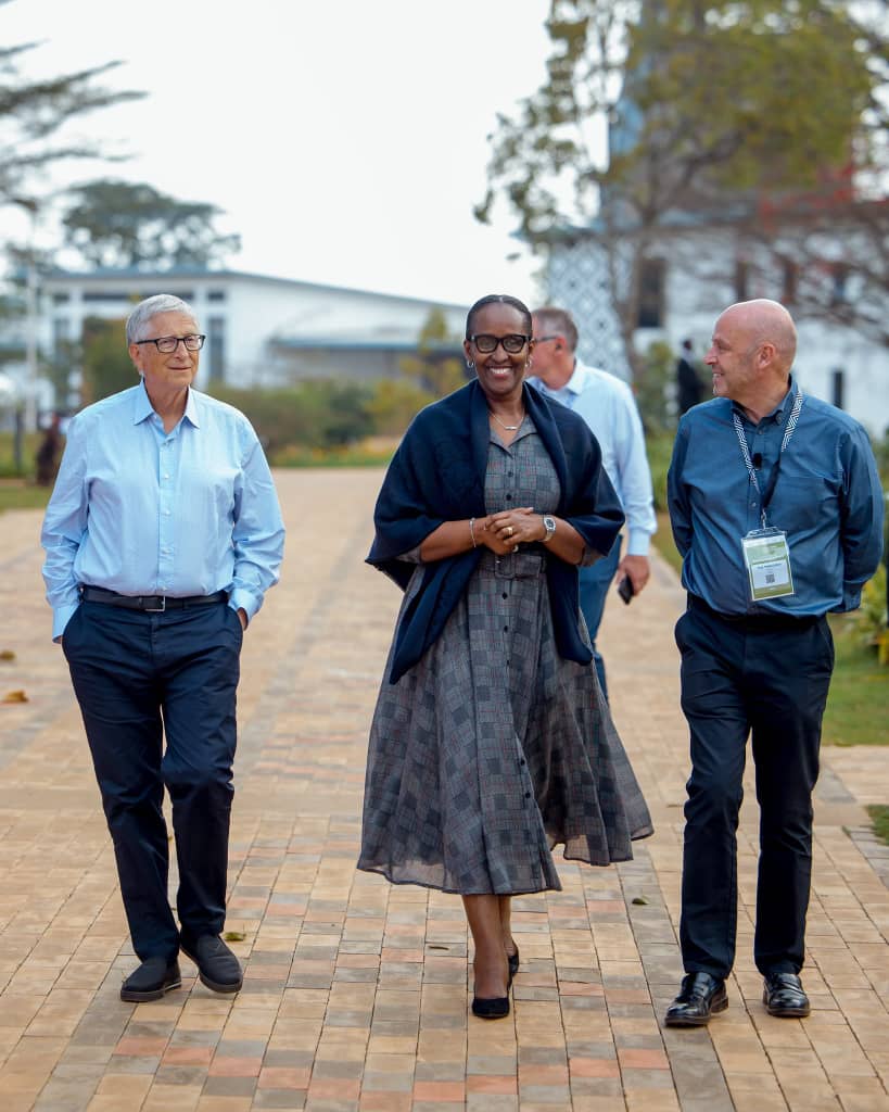 La Première Dame du Rwanda, Jeannette Kagame, aux côtés de Bill Gates lors des Paul E. Farmer Butaro Dialogues on Health Equity and Innovation, un forum international consacré à la promotion de l'équité en santé et de l'innovation dans les systèmes de santé. Photo : Kigali Today.