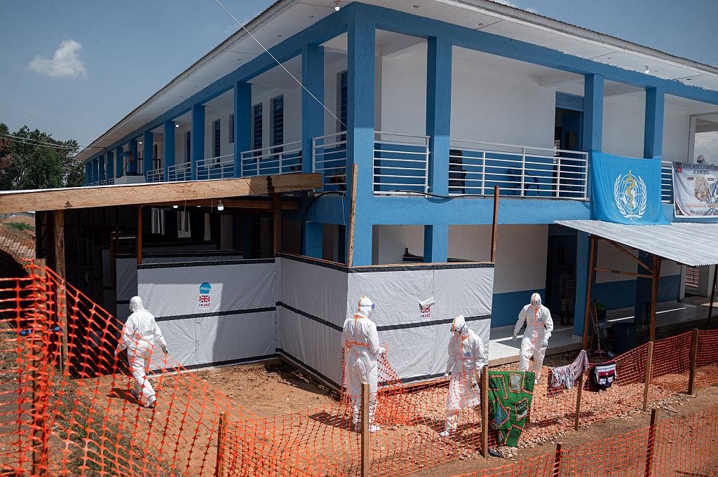 Des professionnels de santé en équipements de protection interviennent dans un centre de traitement Ebola en Ituri, l'une des provinces les plus touchées par l'épidémie qui sévit actuellement en République démocratique du Congo. Photo : OMS RDC.