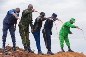 Des agents de la sécurité nationale procèdent à la saisie et à la destruction de boissons alcoolisées illicites. Les autorités renforcent leur lutte contre les alcools frelatés après plusieurs intoxications mortelles. Photo : Rwanda National Police.