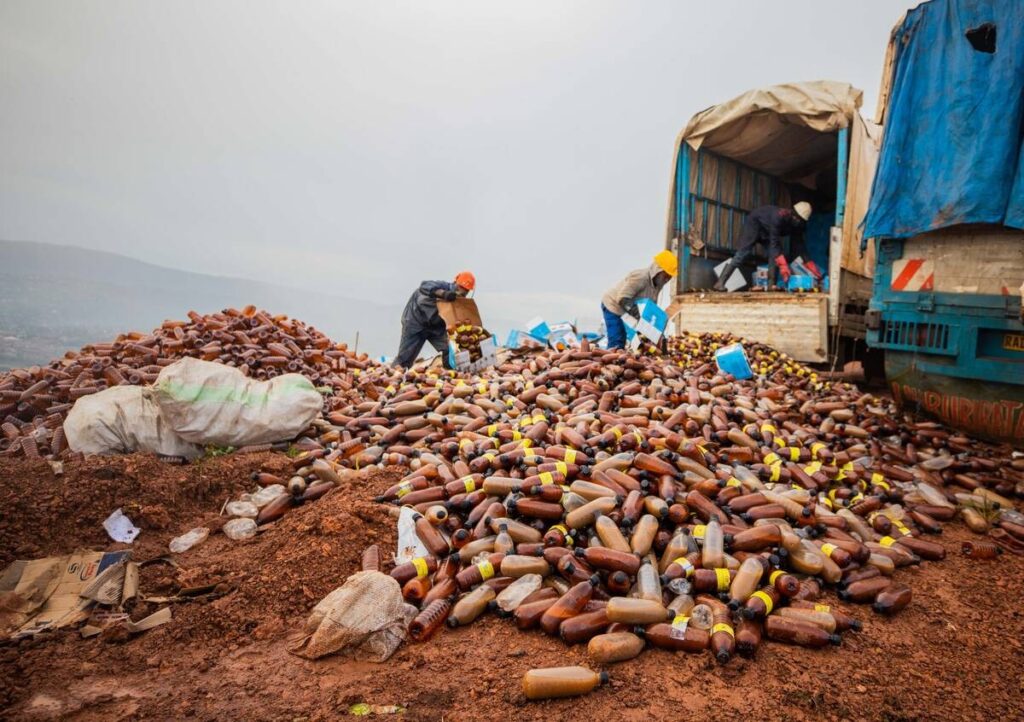 Des milliers de bouteilles d’alcool saisies lors d’une opération contre des boissons produites illicitement au Rwanda. La vaste campagne de contrôle menée contre les alcools illicites ou non conformes remet au premier plan la sécurité des consommateurs et l’efficacité des mécanismes de contrôle. Photo : Rwanda Magazine.